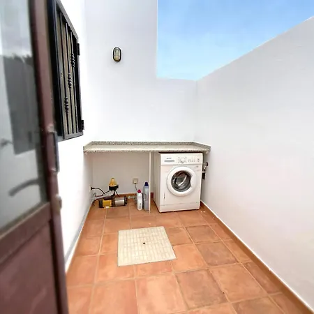 Private Pool And 7 Min Walk To Beach, Bars & Dining Villa Playa Blanca (Lanzarote)